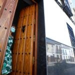 Una mujer en la puerta de su casa en Córdoba
