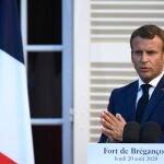 El presidente francés, Emmanuel Macron, concluye este lunes sus vacaciones estivales en el fuerte de Bregançon