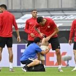 Ocampos y su vendaje en la pierna derecha en el entrenamiento en Colonia
