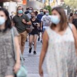 Varias personas caminan con mascarillas por el centro de Valladoli