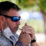 MADRID,20/08/2020.- Un fumador se enciende un cigarrillo en un parque madrileño este jueves. La prohibición de fumar en la calle y en las terrazas si no se cumple una distancia interpersonal de 2 metros entra en vigor este jueves en Madrid, junto con otras restricciones para evitar contagios del virus, como adelantar el cierre de bares a restaurantes a la 1.00. EFE/Fernando Alvarado