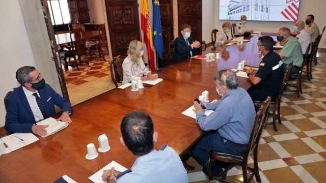 El presidente de la Generalitat, Ximo Puig (centro arriba), durante una reunión del Centro de Coordinación Operativa Integrada para abordar la aplicación de las medidas de control de rebrotes de covid-19
