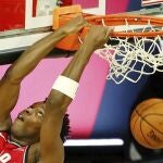 Anunoby, alero de los Raptors, anota con un mate de espaldas