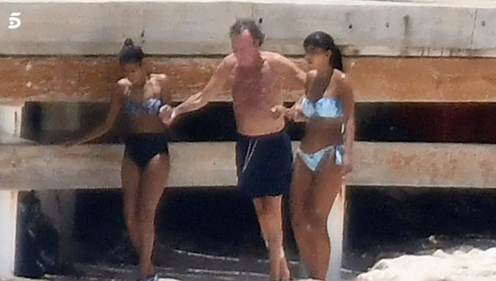 Julio Iglesias ayudado en la playa