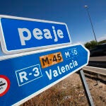 Imagen de un cartel de la R3 en el que se lee la palabra Peaje