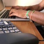 Los empleados públicos acogidos a esta modalidad seguirían desarrollando su labor en las mismas condiciones en las que lo vienen haciendo