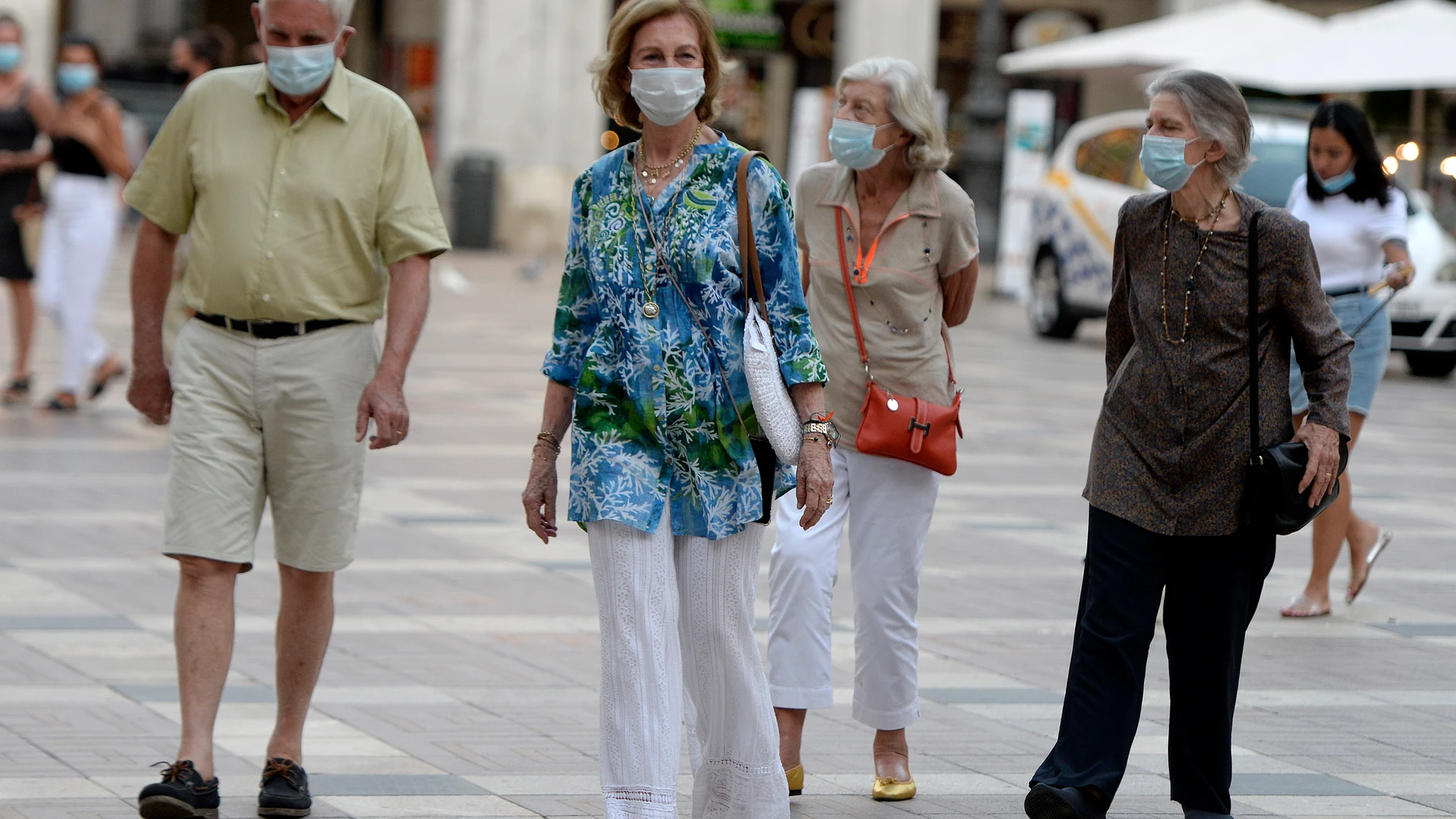 La reina Sofia de Grecia con su hermana la princesa Irene y sus amigos los Frouchaud paseando por el centro de Palma.19/08/2020