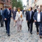 La vicepresidenta primera, Carmen Calvo (c), a su llegada al homenaje celebrado por el gobierno español en Aÿ Champagne, este sábado, al cordobés Juan Romero, último testigo español de la barbarie de Mauthausen, en el en la localidad en la que rehizo su vida tras escapar de aquel infierno, hasta la que se trasladó la vicepresidenta primera del Gobierno. La número dos del Ejecutivo puso la vida de Romero como espejo en el que debe mirarse la democracia española, "el hilo conductor que supone el exilio para recordar el rumbo que hay que mantener"