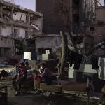 Refugiados sirios descansan en camas en la calle tras la explosión que destruyó el puerto de Beirut el 4 de agosto