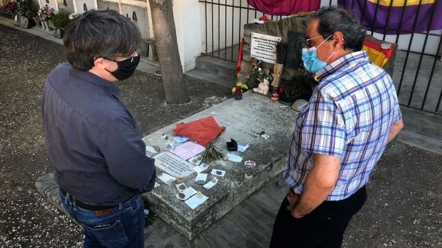 El presidente de la Generalitat, Quim Torra, y el expresidente Carles Puigdemont en Colliure (Francia) ante la tumba del poeta Antonio Machado el sábado