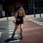 Una mujer no lleva correctamente la mascarilla