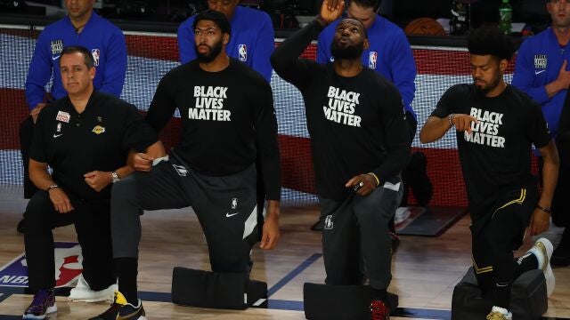 Los equipos de la NBA, como los Lakers, siguen protestando contra el racismo antes de sus partidos en la burbuja de Orlando.