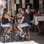 Varias personas en la terraza de un bar de la Plaza de las Flores de Murcia