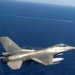 Un caza griego durante una maniobra militar en el Mediterráneo