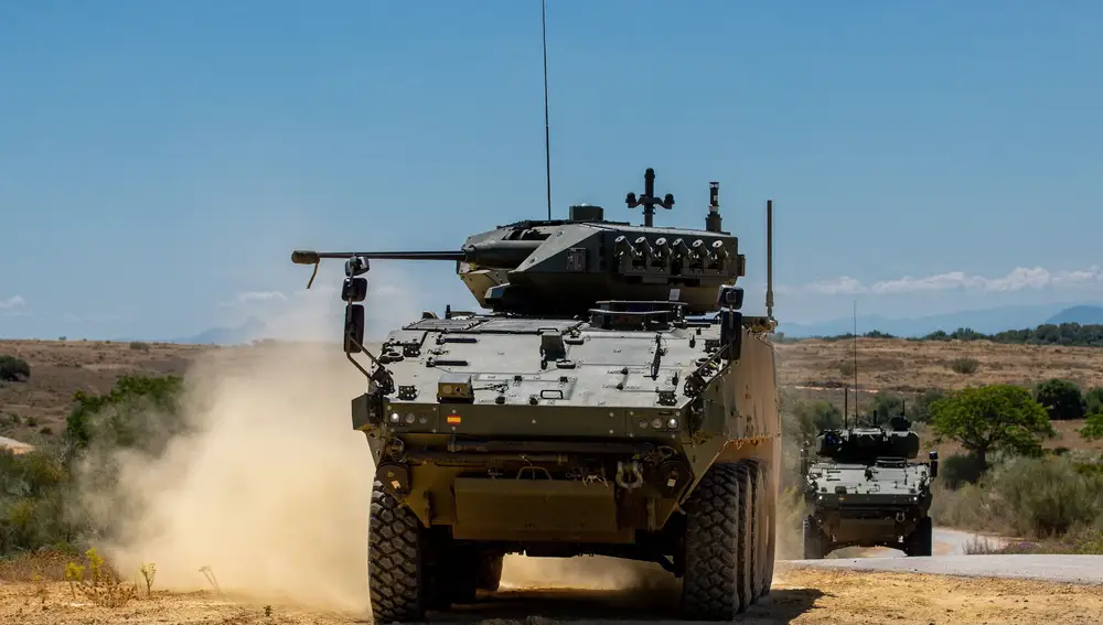 Dos vehículos de combate de ruedas VCR 8x8 Dragón en su recorrido por la pista de pruebas de Santa Bárbara Sistemas en Alcalá de Guadaira (Sevilla). EFE/Julio Muñoz