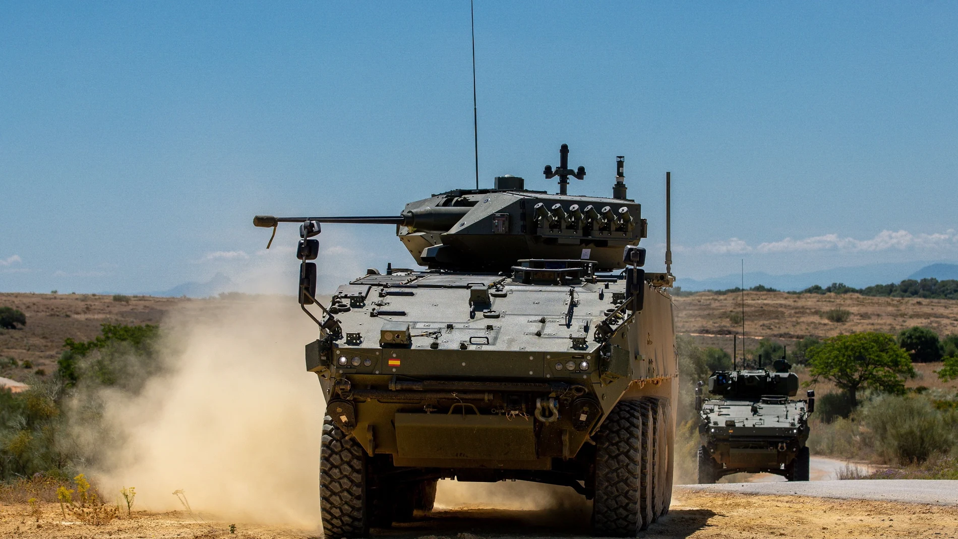 Dos vehículos de combate de ruedas VCR 8x8 Dragón en su recorrido por la pista de pruebas de Santa Bárbara Sistemas en Alcalá de Guadaira (Sevilla). EFE/Julio Muñoz