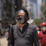 Un hombre camina por las calles de Ciudad de México con extra de protección contra el COVID-19.Servicio Ilustrado (Automático)26/08/2020 ONLY FOR USE IN SPAIN