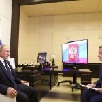 Foto ofrecida por el Kremlin durante la entrevista del presidente ruso con la cadena pública