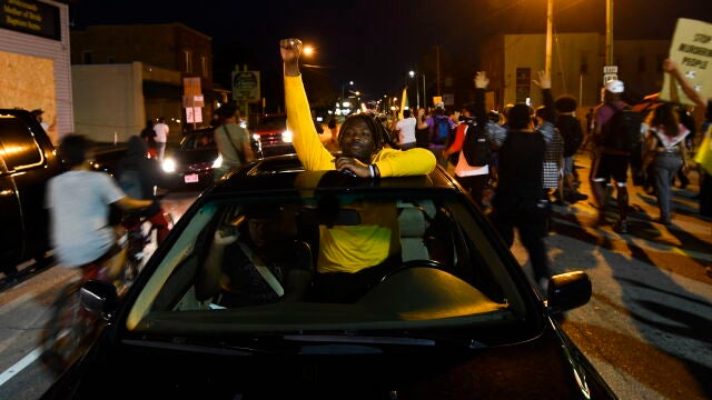 Un hombre levanta el puño durante las protestas por el tiroteo a Jacob Blake en Wisconsin