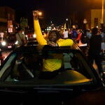 Un hombre levanta el puño durante las protestas por el tiroteo a Jacob Blake en Wisconsin