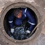 James Masih trabaja en el interior de una cloaca de Rawalpindi (Pakistán)