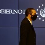 AME998. SAN SALVADOR (EL SALVADOR), 27/08/2020.- El presidente de El Salvador Nayib Bukele sale luego de una rueda de prensa conjunta con el embajador de Estados Unidos en El Salvador Ronald Johnson (no en la foto) hoy en Casa Presidencial en San Salvador (El Salvador). El Gobierno de El Salvador recibió este jueves un lote de 158 ventiladores mecánicos donados por Estados Unidos para "salvar vidas de pacientes críticos de COVID-19 y proporcionar más herramientas a los médicos". EFE/Rodrigo Sura