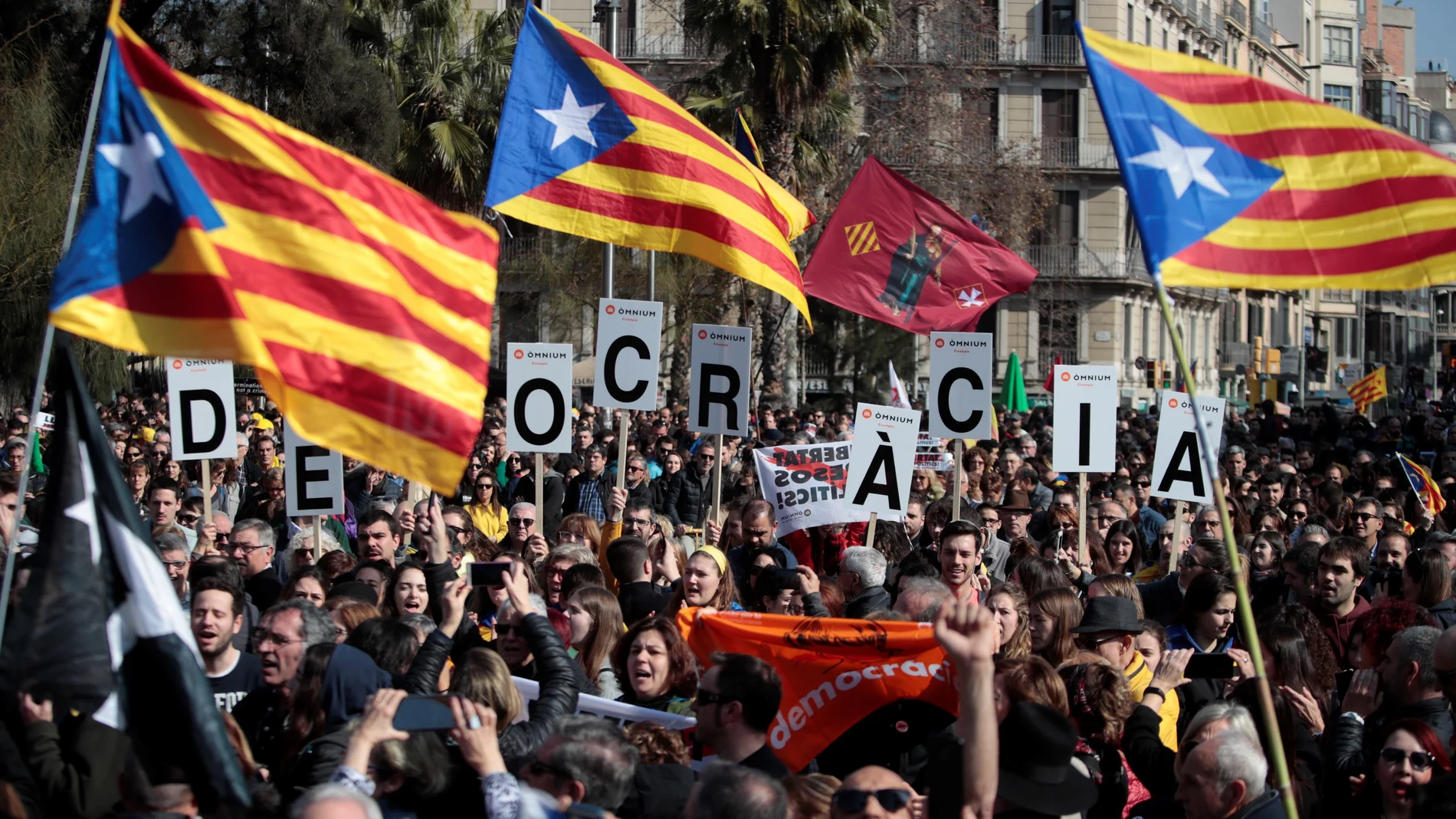 Aspecto de la concentración que se lleva a cabo en la plaza de la Universitat de Barcelona durante la jornada de huelga general convocada en el marco de las protestas contra el juicio del "procés" que se celebra estos días en el Tribunal Supremo.