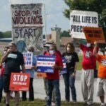 Manifestación contra la pena de muerte frente la prisión de federal de Terre Haute (Indiana), donde fue ejecutado el viernes Keith Dwayne Nelson
