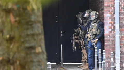 Policía armada en el colegio de Rummelsburg en Berlín