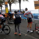 Una de las múltiples caídas de la primera etapa del Tour