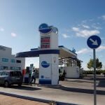Varios conductores repostan sus vehículos en una gasolinera en Madrid