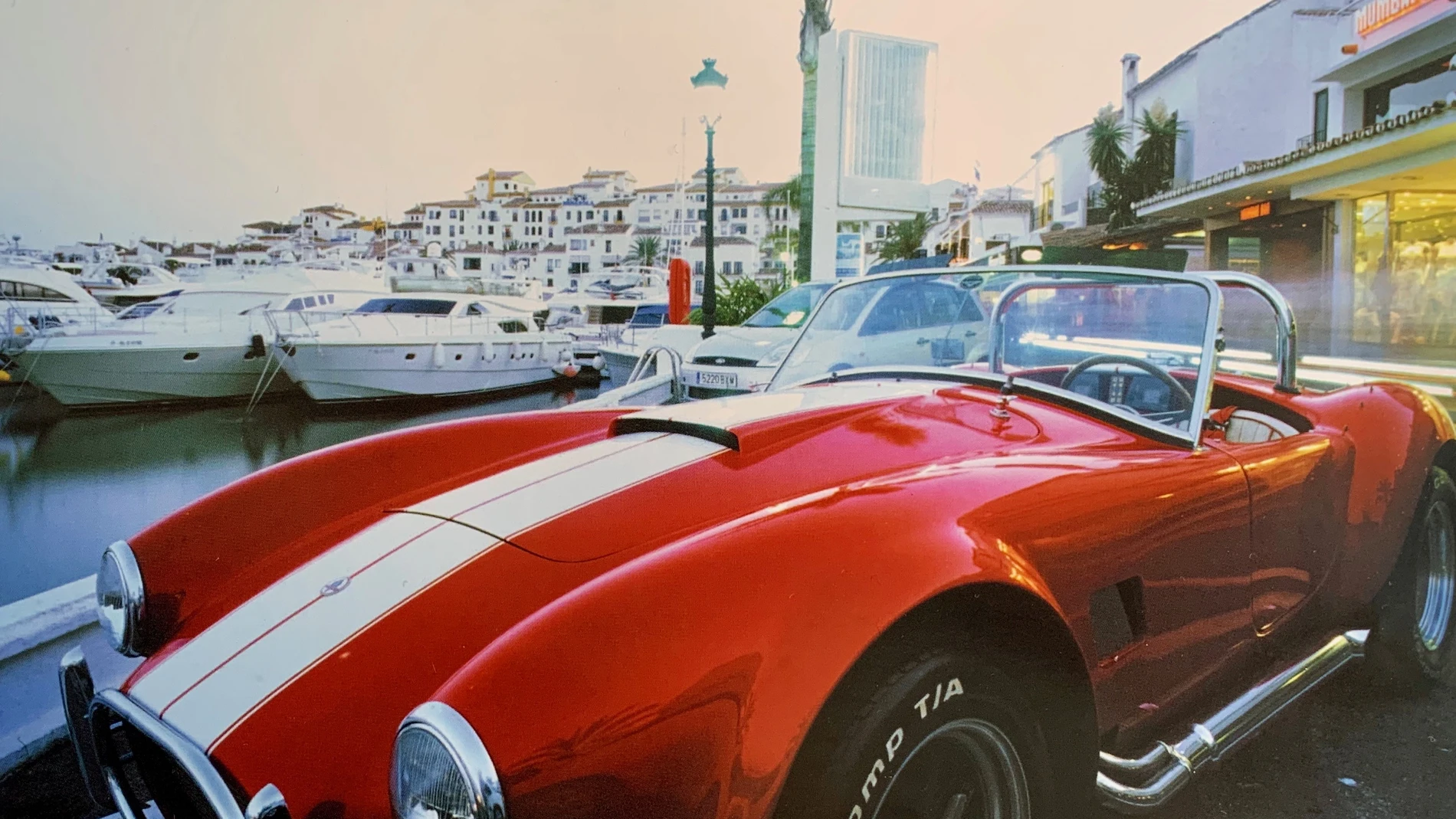 Un coche de lujo en el puerto marbellí