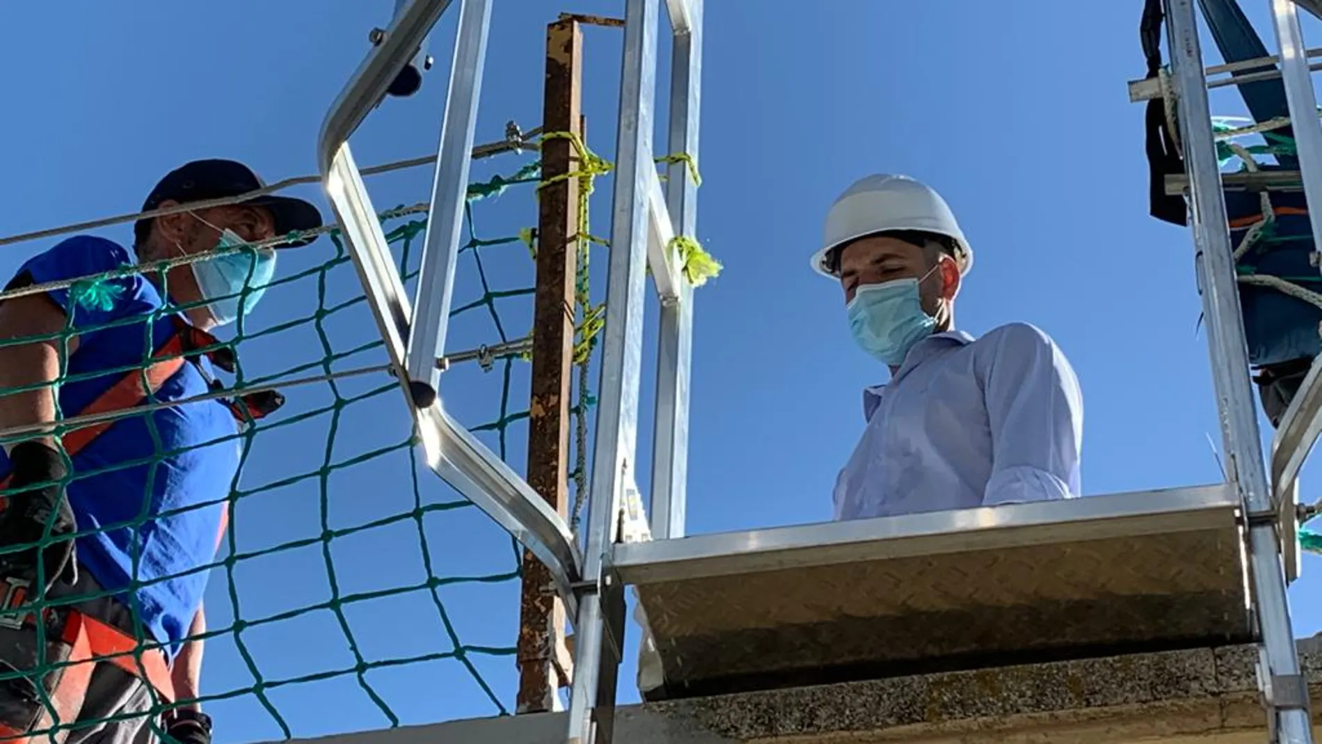 El alcalde de Majadahonda, José Luis Álvarez Ustarroz, ha visitado el estado de algunas de reformas que se están llevando a cabo en colegios