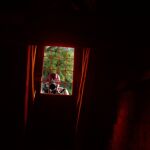 Una "paparazza" (femenino singular de paparazzi) a través de una ventana