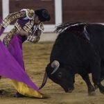 El torero David Fandila "El Fandi" durante la lidia del quinto toro en el coso del Cerro de San Albín en Mérida