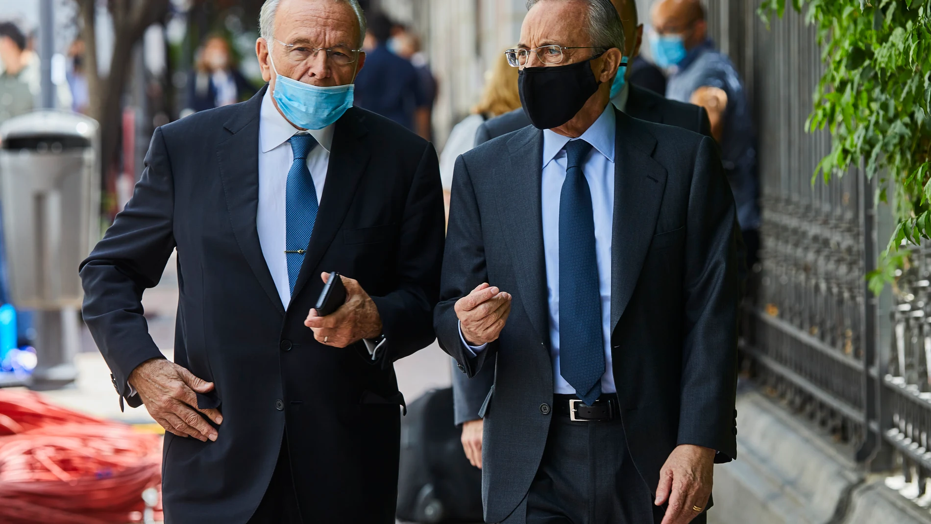 El presidente de ACS, Florentino Pérez y el presidente de la Fundación La Caixa, Isidro Fainé a la salida de la conferencia de Pedro Sánchez en la Casa de América