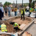 La presidenta del Consell de Mallorca, Catalina Cladera y el presidente del Parlament, Vicenç Thomàs, asisten al apertura de una fosa de la Guerra Civil en el cementerio de Bunyola, el pasado 31 de agosto