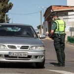 Una patrulla de la Guardia Civil realiza un control en uno de los accesos a la localidad valenciana de Benigànim, donde Sanidad ha decidido confinar a su población durante 14 días ante el incremento de casos de Covid-19