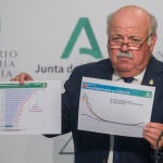 El consejero de Salud y Familias, Jesús Aguirre, ayer durante su intervención en la rueda de prensa posterior a la reunión de Consejo de Gobierno de la Junta de Andalucía