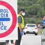 Control de la Guardia Civil en el acceso a Benigànim desde Genovès en la primera jornada de confinamiento