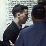 El marine Joseph Scott Pemberton en el centro en una imagen de 2014, ha cumplido cinco años de cárcel -sólo la mitad de la condena- y podría regresar a EE UU este viernes