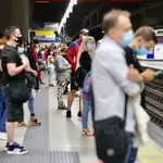 Afluencia de público en el metro de Madrid en plena hora punta.