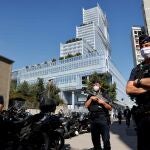 Agentes de policía custodian la entrada al juzgado donde se celebra el juicio por el atentado de Charlie Hebdo