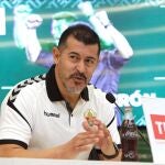 Jorge Almirón durante su etapa como entrenador del Elche.