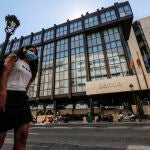 Una joven pasa por las inmediaciones de la sede de Bankia en Valencia, Comunidad Valenciana (España)
