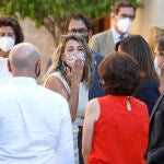La ministra de Trabajo, Yolanda Díaz, saluda antes de la celebración de la mesa de diálogo social