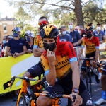 Mikel Landa, pensativo y con mascarilla, antes de la etapa