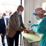 El consejero de Educación y Deporte, Javier Imbroda, hoy a su llegada al Instituto de Educación Secundaria Sabinar de Roquetas de Mar (Almería)