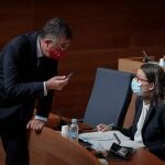 Enric Morera conversa con la vicepresidenta primera del Consell, Mónica Oltra, en una imagen de archivo.