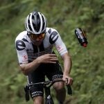 Marc Hirschi tira un bidón durante la etapa